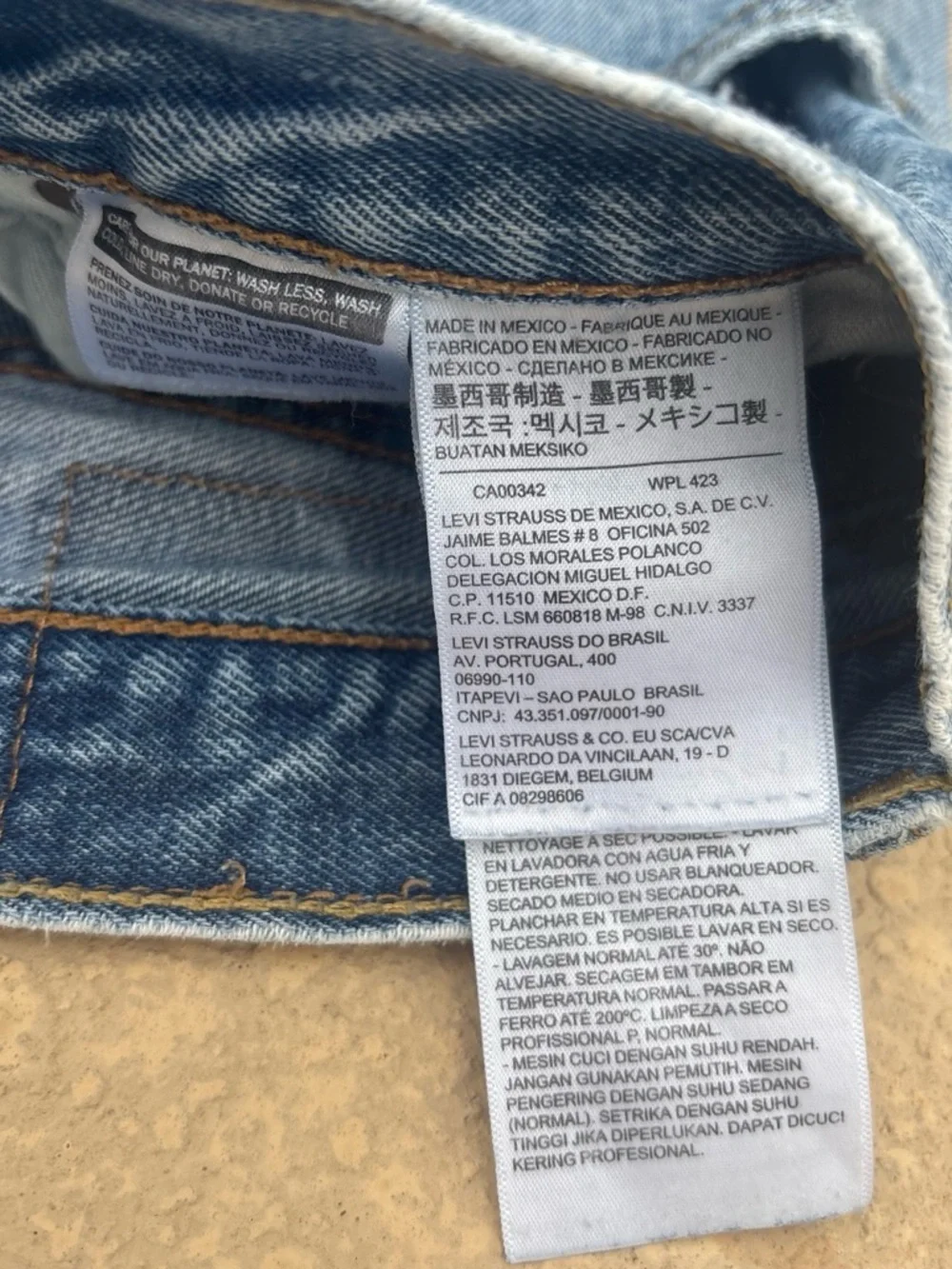 Men’s Levis 501 Light Wash Distressed Jeans Vintage 2000s